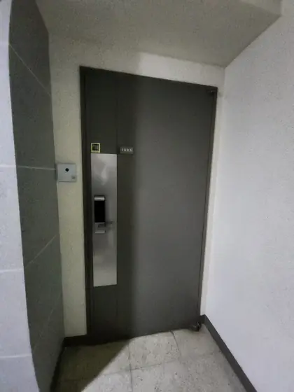 현관문 내려앉음 — 다시 닫힌 1005호 현관문