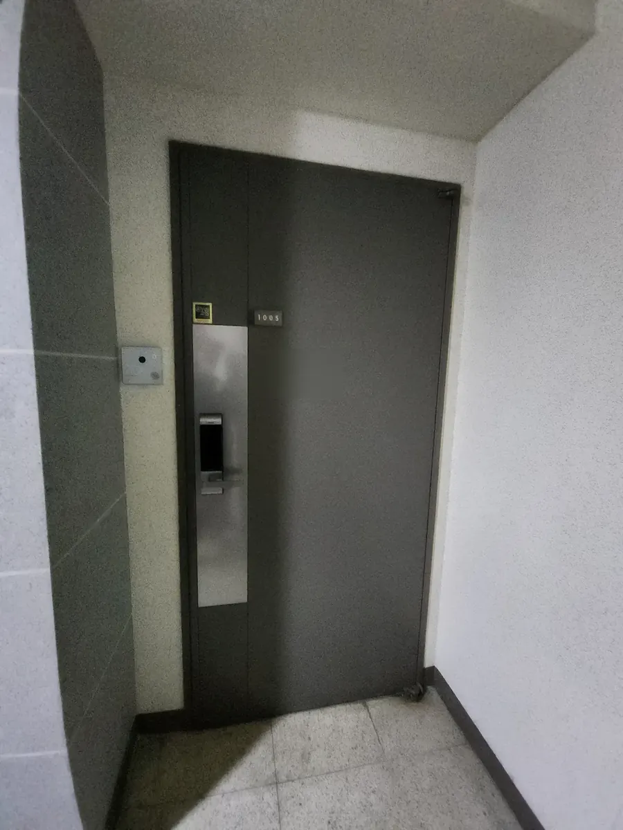 현관문 내려앉음 — 다시 닫힌 1005호 현관문