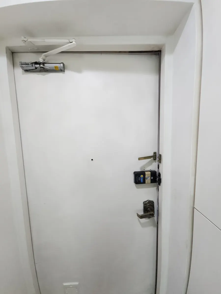현관문 뻑뻑함 — 문틀 위쪽 모서리에 낀 녹