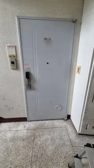 현관문 힌지 조절 — 다시 닫힌 1306호 현관문